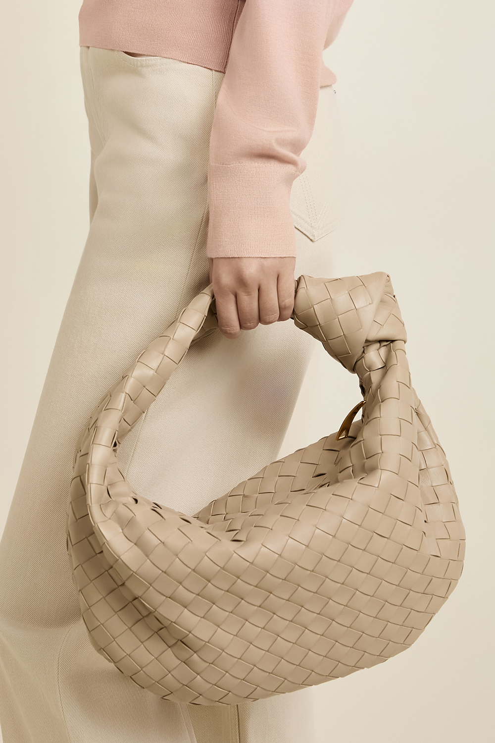תמונת כל הלוק של תיק BOTTEGA VENETA